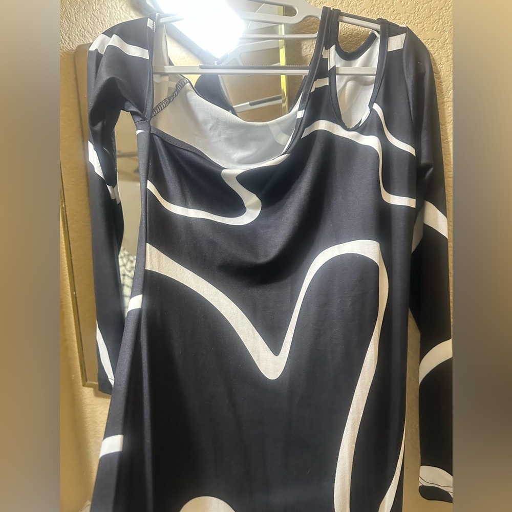 Black & White One-Shoulder Cutout Maxi Dress - Picture 2 of 4